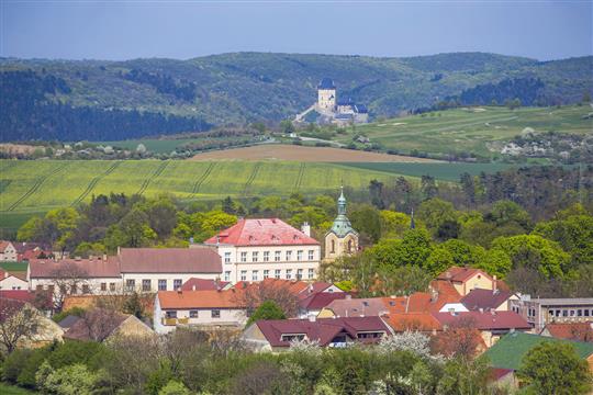 Pohled na Liteň s Karlštejnem